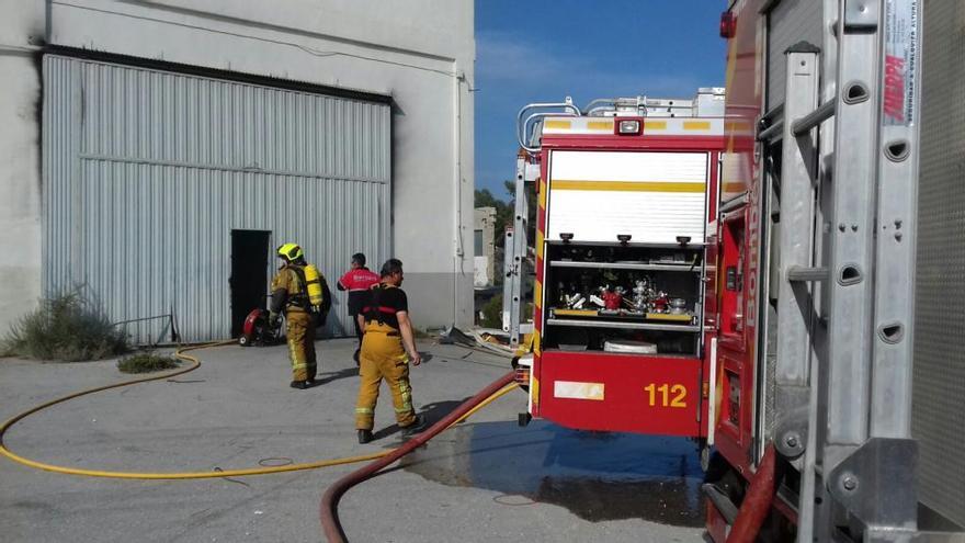 Una explosión prende fuego a una fábrica de Santa Faz