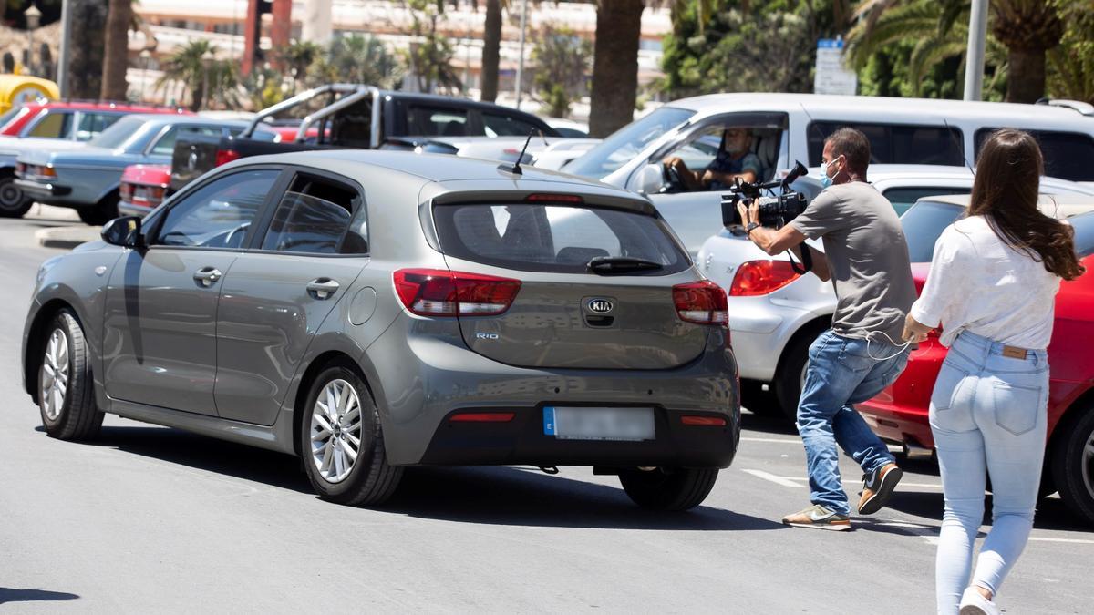 El vehículo en el que viajó Juan Francisco Vargas tras salir este viernes de los juzgados de San Bartolomé de Tirajana.