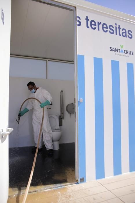 Primeros bañistas en la playa de Las Teresitas