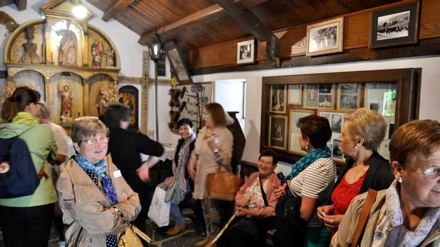 Participantes en el programa de Valdés, a las puertas del polideportivo grandalés, donde tuvo lugar el encuentro de ayer.