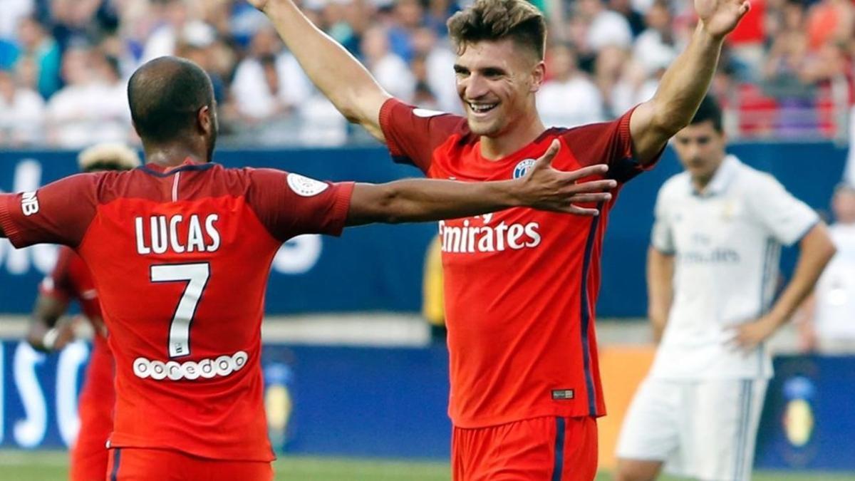 El jugador belga Meunier celebra su primer gol con Lucas Moura en el Ohio Stadium