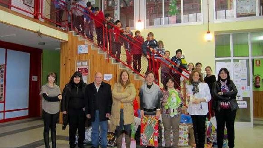 Alumnos, padres y personal del colegio Vila do Arenteiro.  // FdV