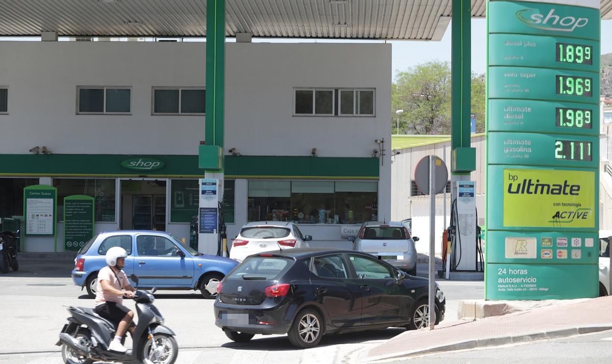 Vehículos repostando combustible en una gasolinera de Málaga.