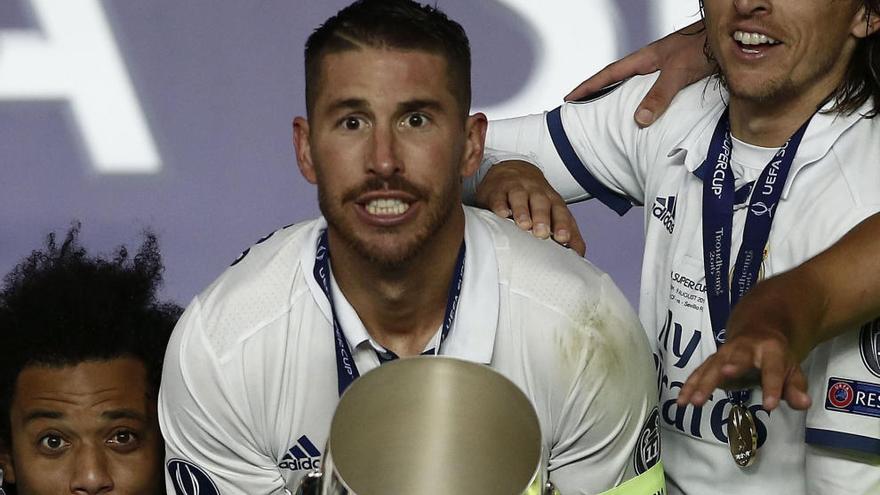 Ramos, con la Supercopa de Europa.