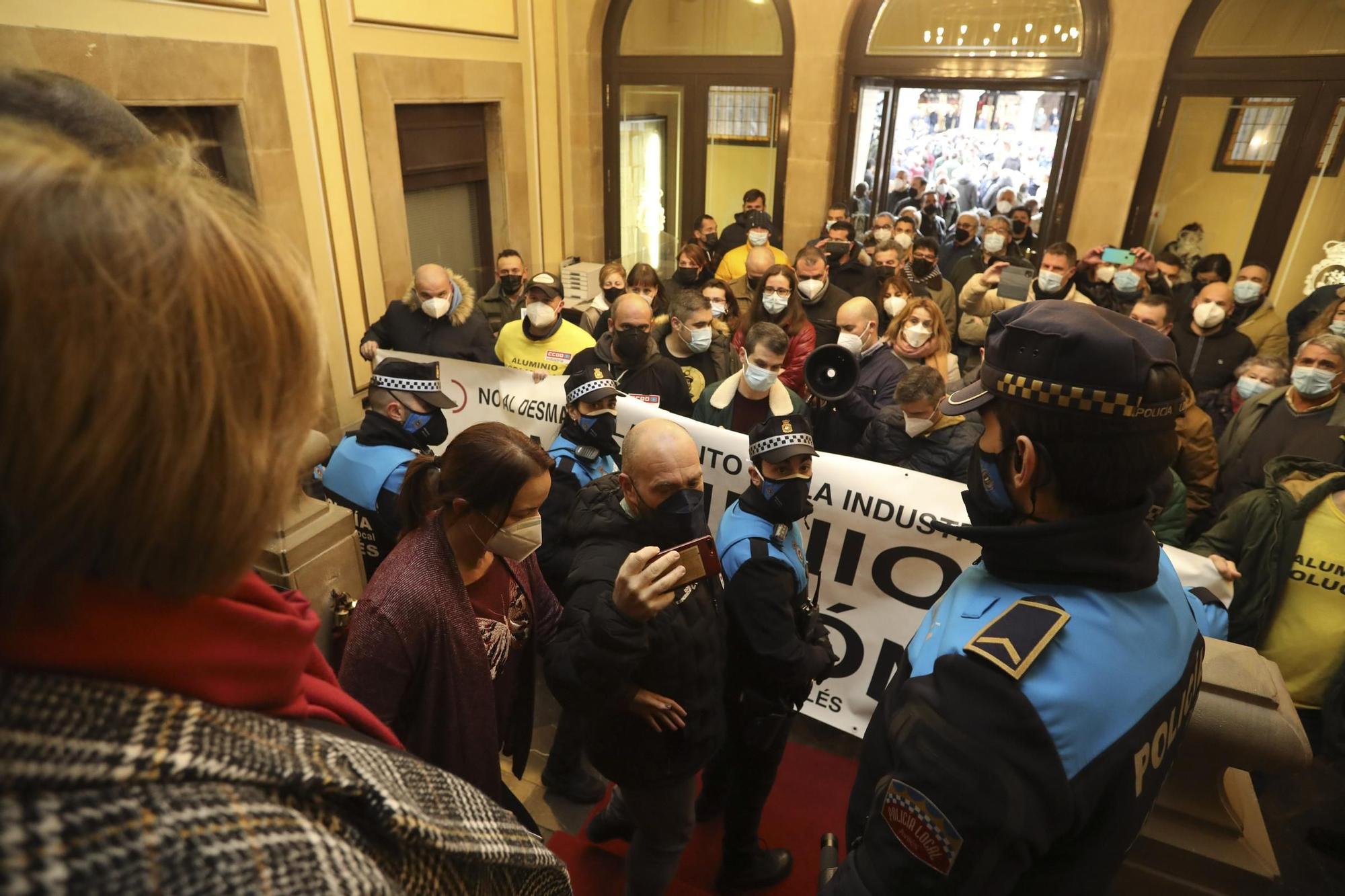 Protesta de los trabajadores de Alu Ibérica en el ayuntamiento de Avilés