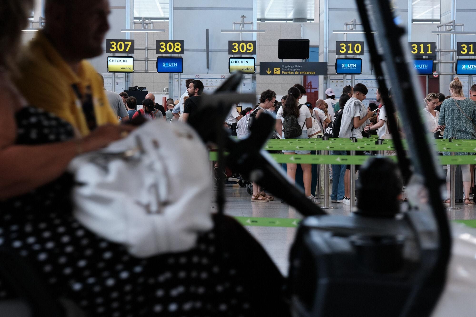 Máxima actividad en el aeropuerto en el comienzo de las vacaciones