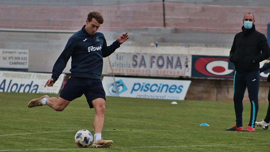 Mateu Ferrer dispara a portería en un entrenamiento del Poblense. | RAÚL PERALES/UD POBLENSE