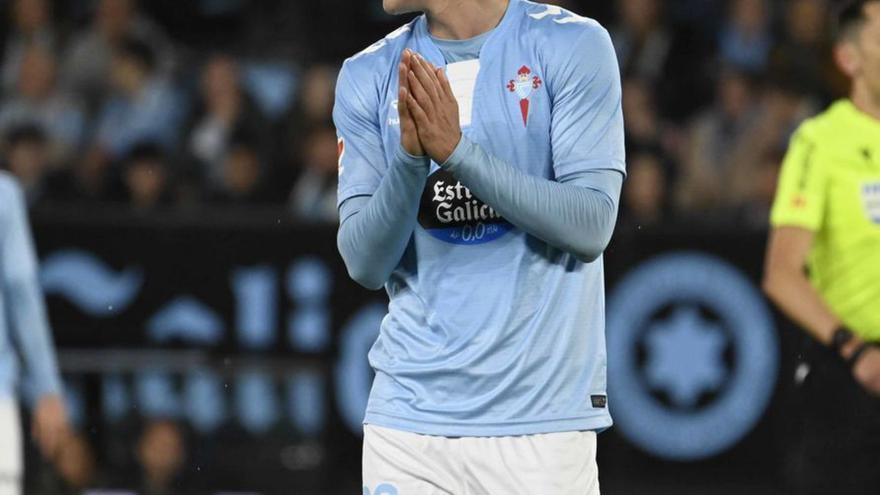 Fer López aplaude
a la afción tras ser
sustituto
por Aspas.
| Pablo H. Gamarra