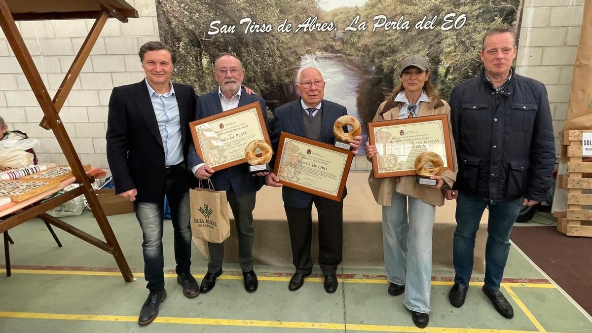 En imágenes: la vigesimoséptima Feria de las Roscas toma el polideportivo de San Tirso de Abres