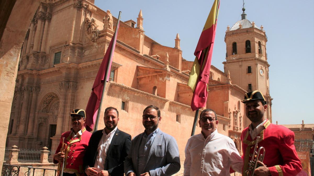 Francisco Morales, Diego José Mateos y José Luis Ruiz, con los clarineros del Concejo.