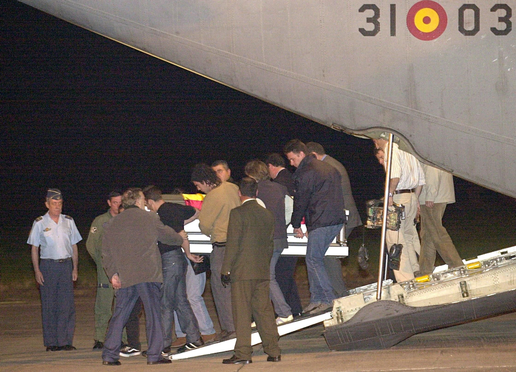 Llegada a España del féretro con el cadáver de José Couso el 12 de abril de 2003