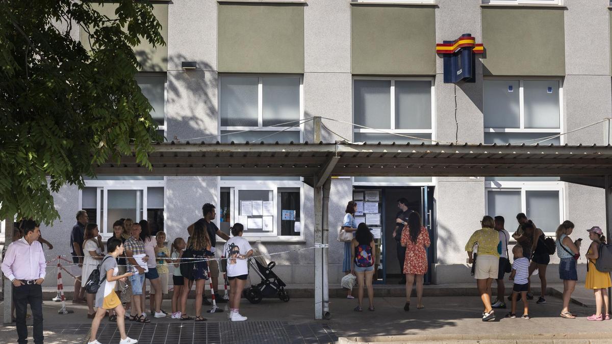 Colas en la comisaría de extranjería de Vara de Quart, en València.