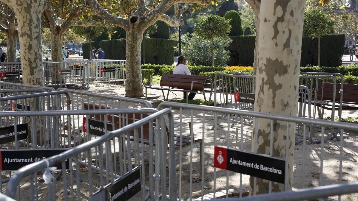 Vallas en las inmediaciones del Parlament, en el parc de la Ciutadella.