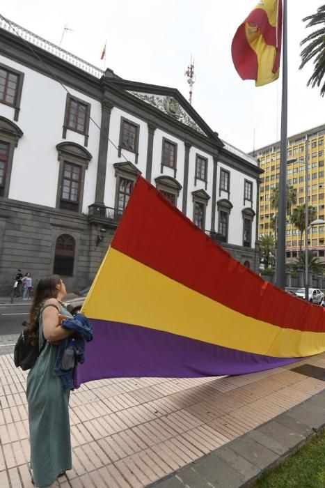 17-07-19 CANARIAS Y ECONOMIA. PARQUE DE SAN TELMO. LAS PALMAS DE GRAN CANARIA. Manifestacion, concentracion y despliegue de la bandera republicana delante del Palacio Militar. Fotos: Juan Castro.  | 17/07/2019 | Fotógrafo: Juan Carlos Castro