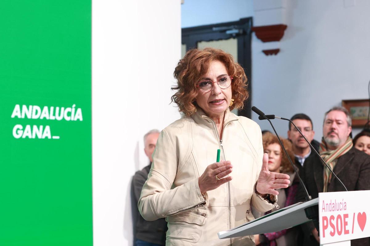 María Jesús Montero, durante una rueda de prensa este domingo, con Juan Espadas al fondo.