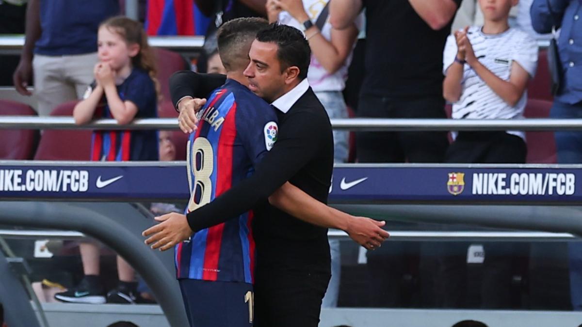 Xavi se abraza a Jordi Alba en el momento del cambio ante el Mallorca