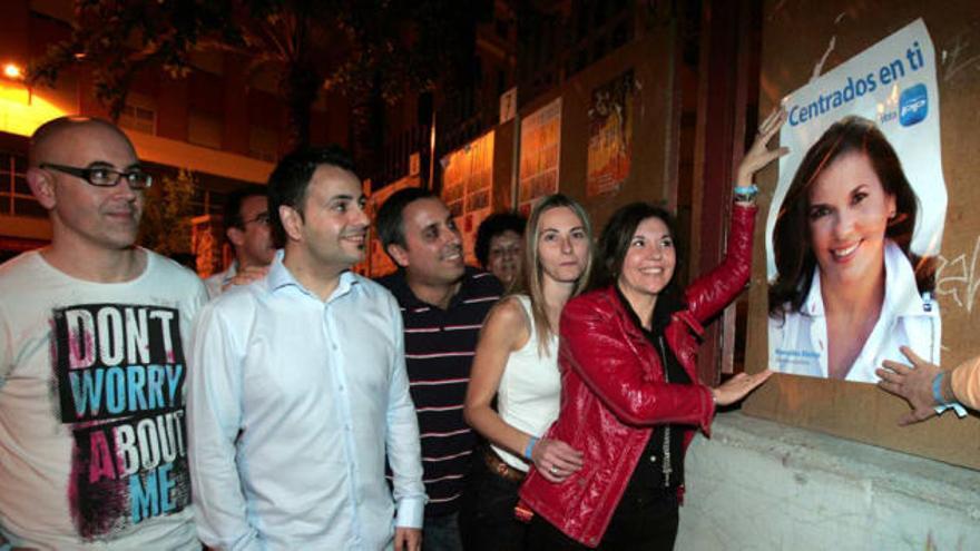 La candidata del Partido Popular de Elche, Mercedes Alonso, con el cartel electoral que anoche empezó a pegar en Carrús.