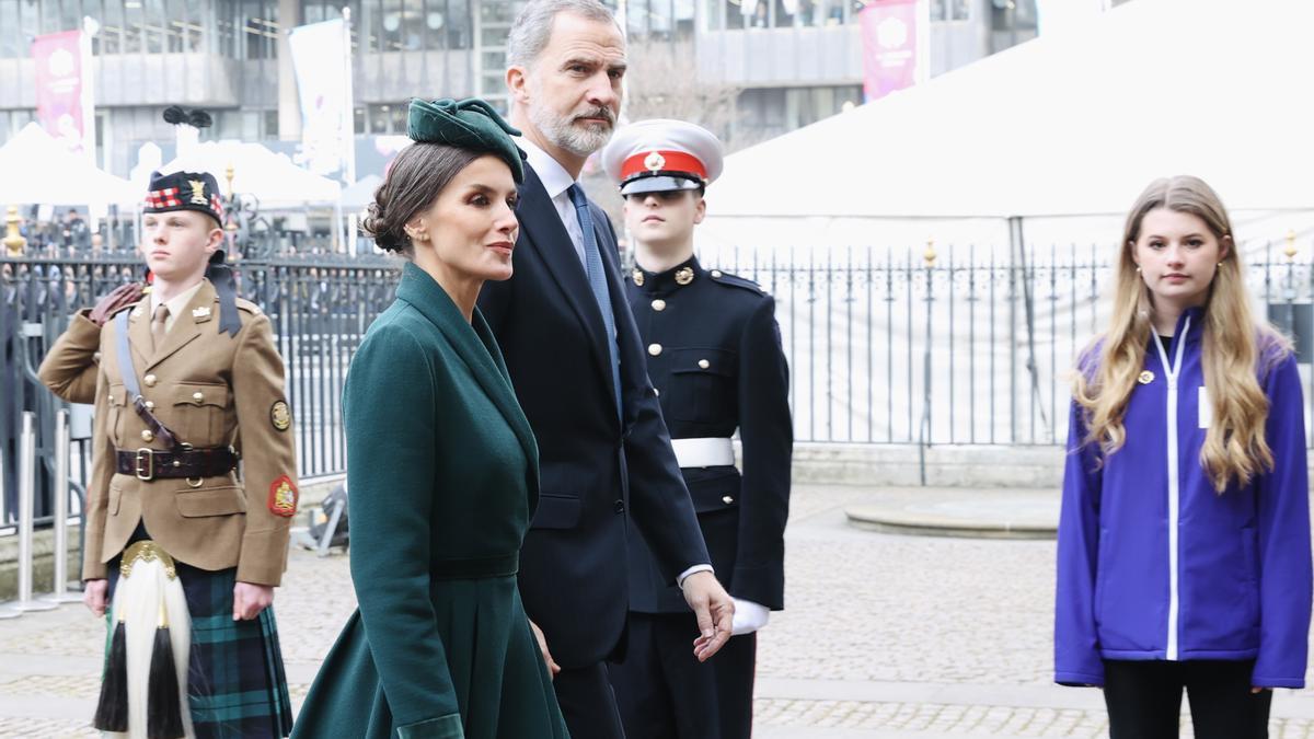 El rey Felipe VI (d) y la reina Letizia (i) a su llegada al servicio religioso que se celebra en la Abadía de Westminster.
