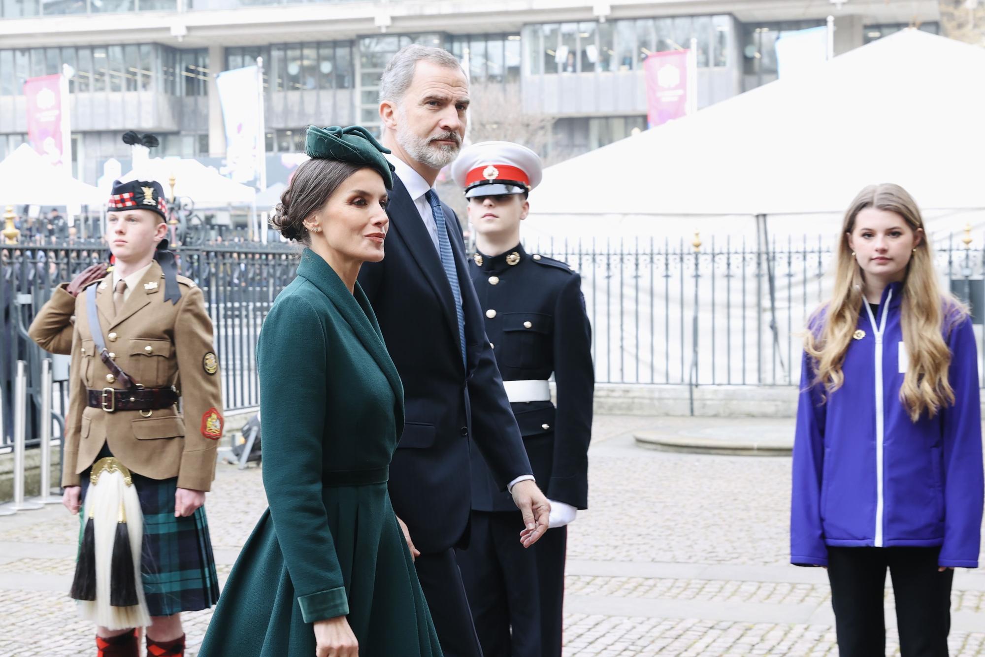 El rey Felipe VI (d) y la reina Letizia (i) a su llegada al servicio religioso que se celebra en la Abadía de Westminster.