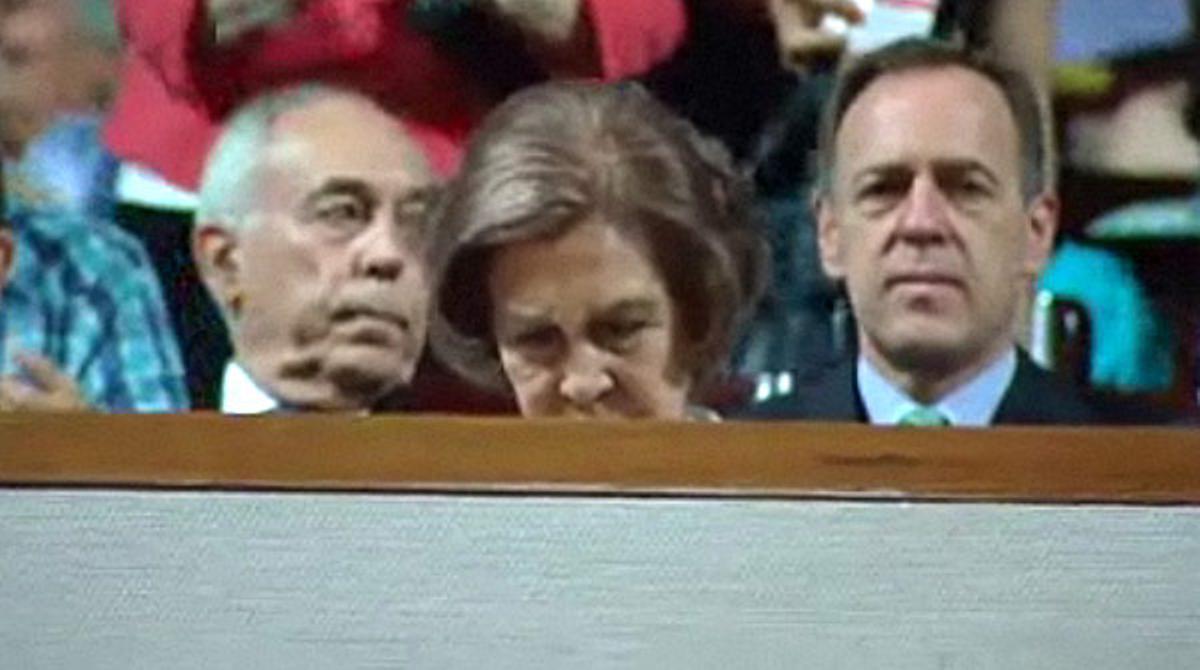 Esbroncades i aplaudiments per rebre la Reina a l’Auditori Nacional de Madrid