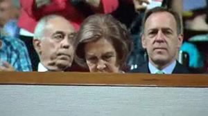 Esbroncades i aplaudiments per rebre la Reina a l’Auditori Nacional de Madrid