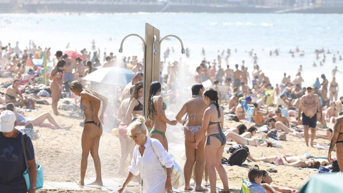 El calor golpea Gijón y las playas se llenan (en imágenes)