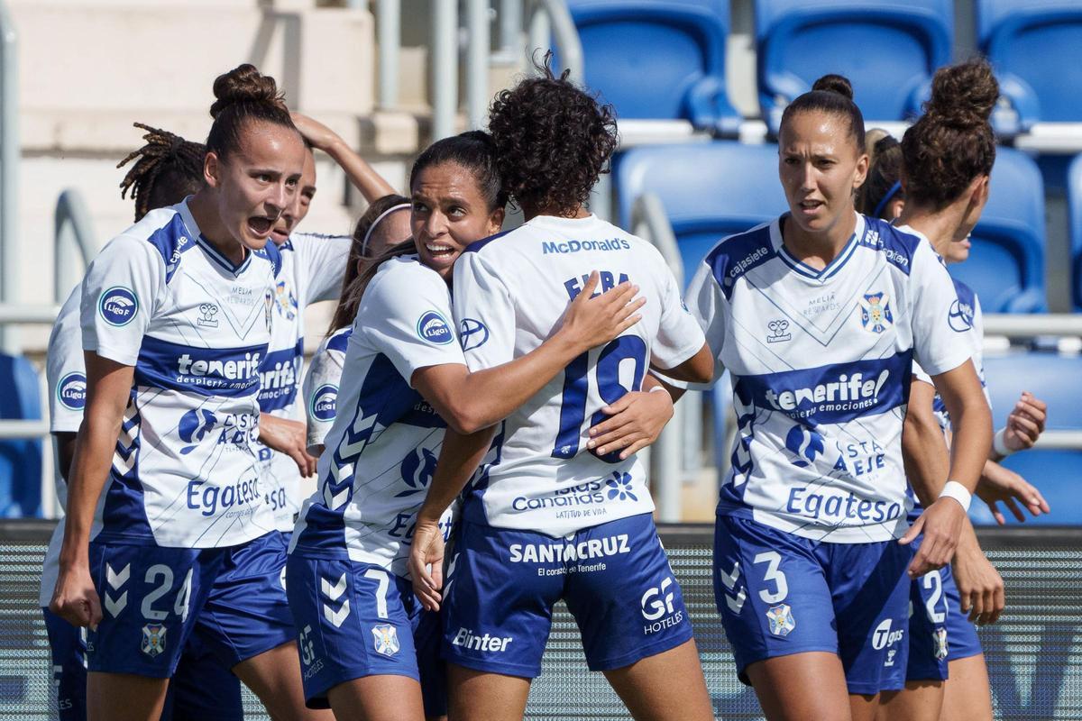 Las jugadoras del Tenerife celebran uno de sus goles contra el Atlético de Madrid