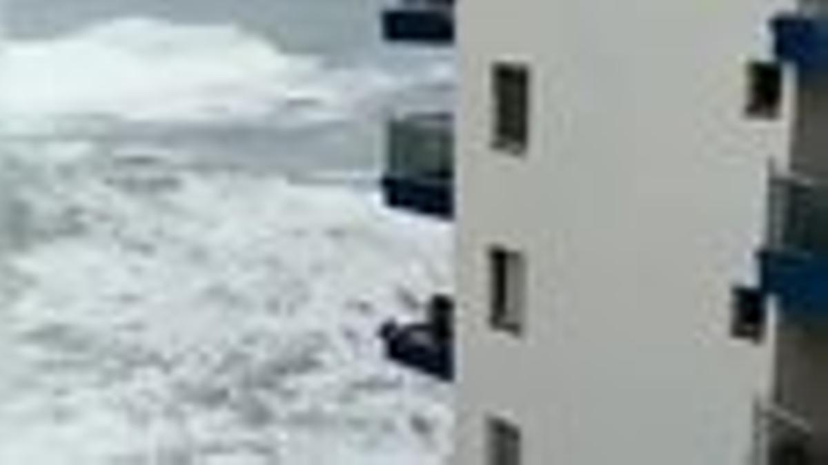 Los olas rompen los balcones de un edificio en Tenerife