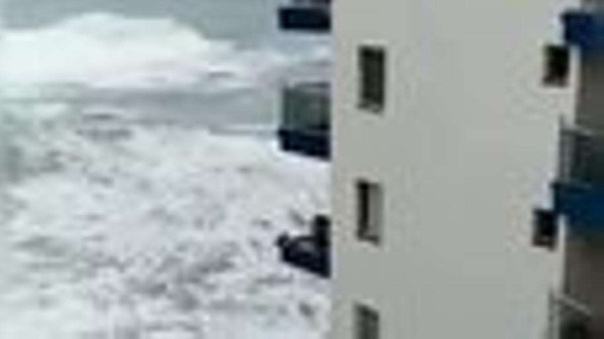 Los olas rompen los balcones de un edificio en Tenerife.