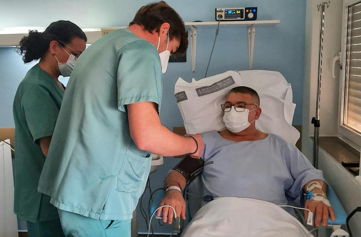 Enfermeros atienden a un paciente