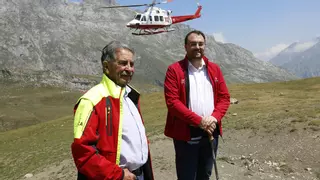 Crónica del encuentro de Barbón y Revilla en la montaña cántabra: "hermandad", un café pagado y un pote lebaniego que acabó con tonada asturiana
