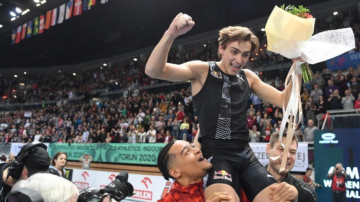 Armand Duplantis, llevado en volandas tras saltar 6,17 metros en Torun.