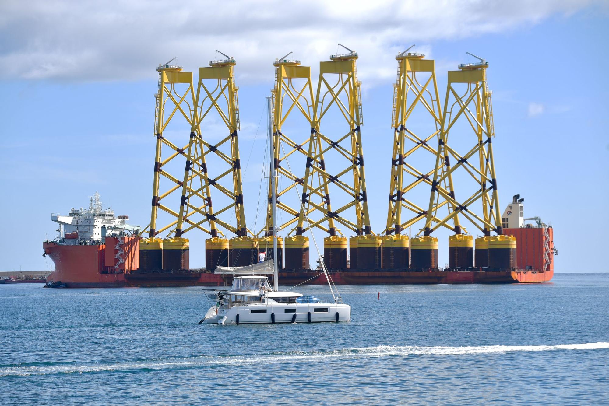 El buque Fan Zhou 10 recala en el Puerto de Las Palmas con estructuras para aerogeneradores