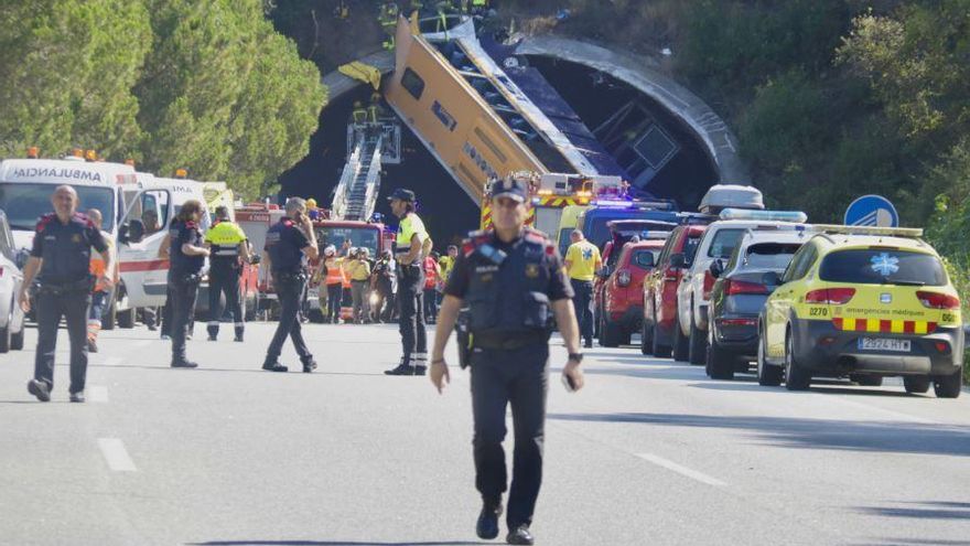 L'autobús bolcat a la C-32, amb els serveis d'emergències treballant al lloc