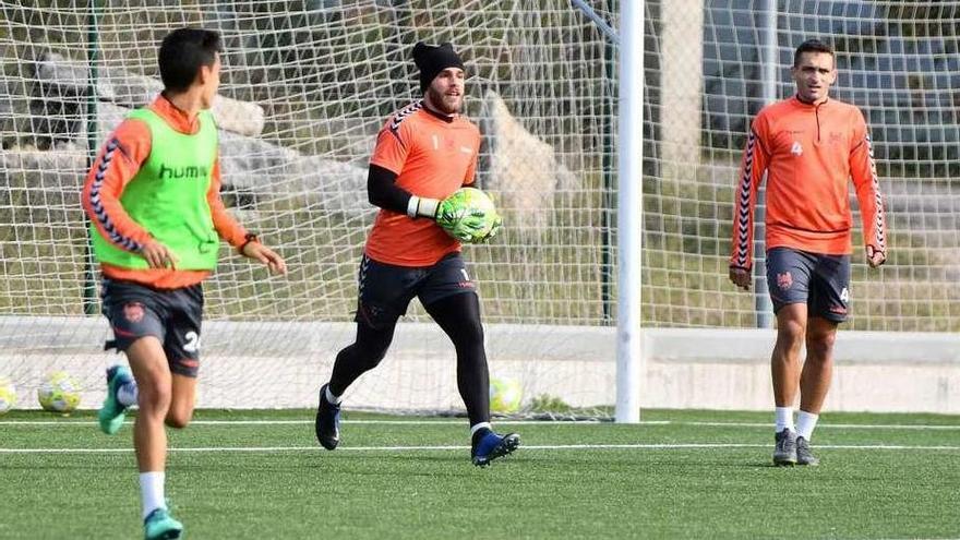 Edu Sousa sacando de portería durante el entrenamiento de ayer en Cerponzóns. // Gustavo Santos