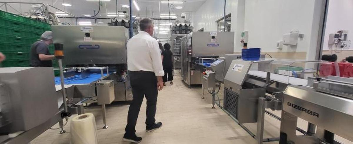Ricardo Herbón, presidente de Opmega, observa las dos nuevas máquinas envasadoras |   //  FDV