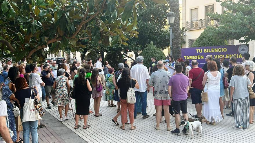 La Plataforma 8M de Badajoz se concentra en rechazo por los últimos asesinatos por violencia machista