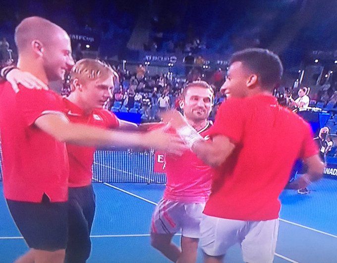 Auger-Aliassime celebra su victoria con sus compañeros.