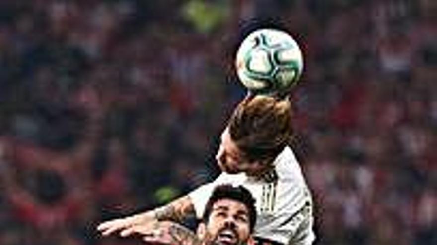 Sergio Ramos supera Diego Costa allunyant la pilota amb el cap