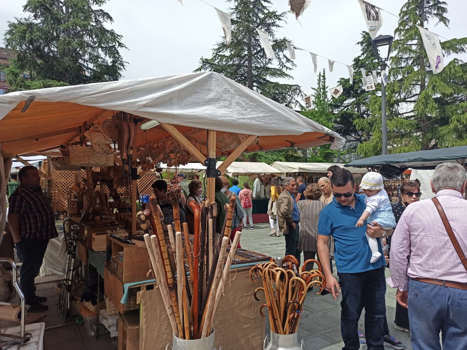 El mercado de San Isidro llena Posada de Llanera de tradición, música y niños