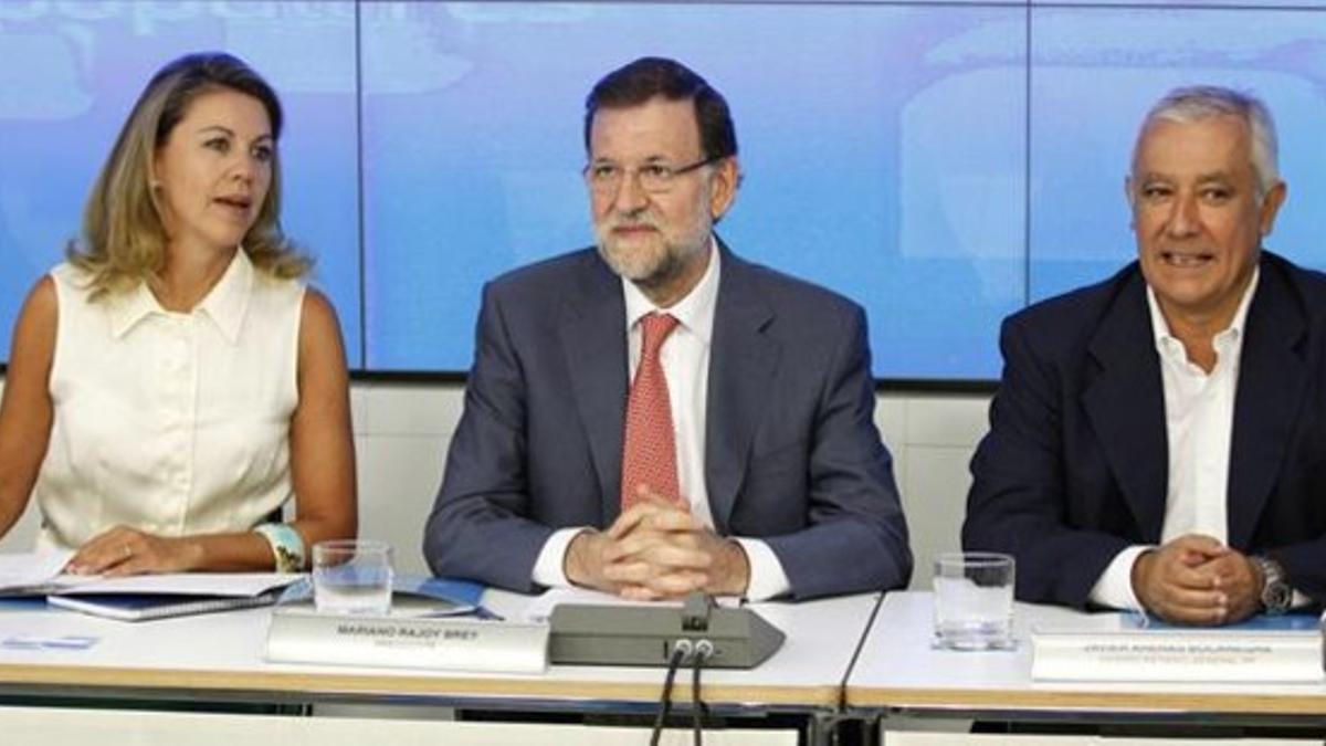 María Dolores de Cospedal, Mariano Rajoy y Javier Arenas, este lunes, en el comité ejecutivo del PP.