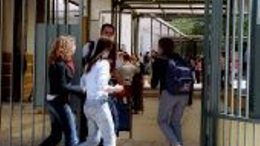 Expulsan a una alumna de 17 años tras agredir a su maestra