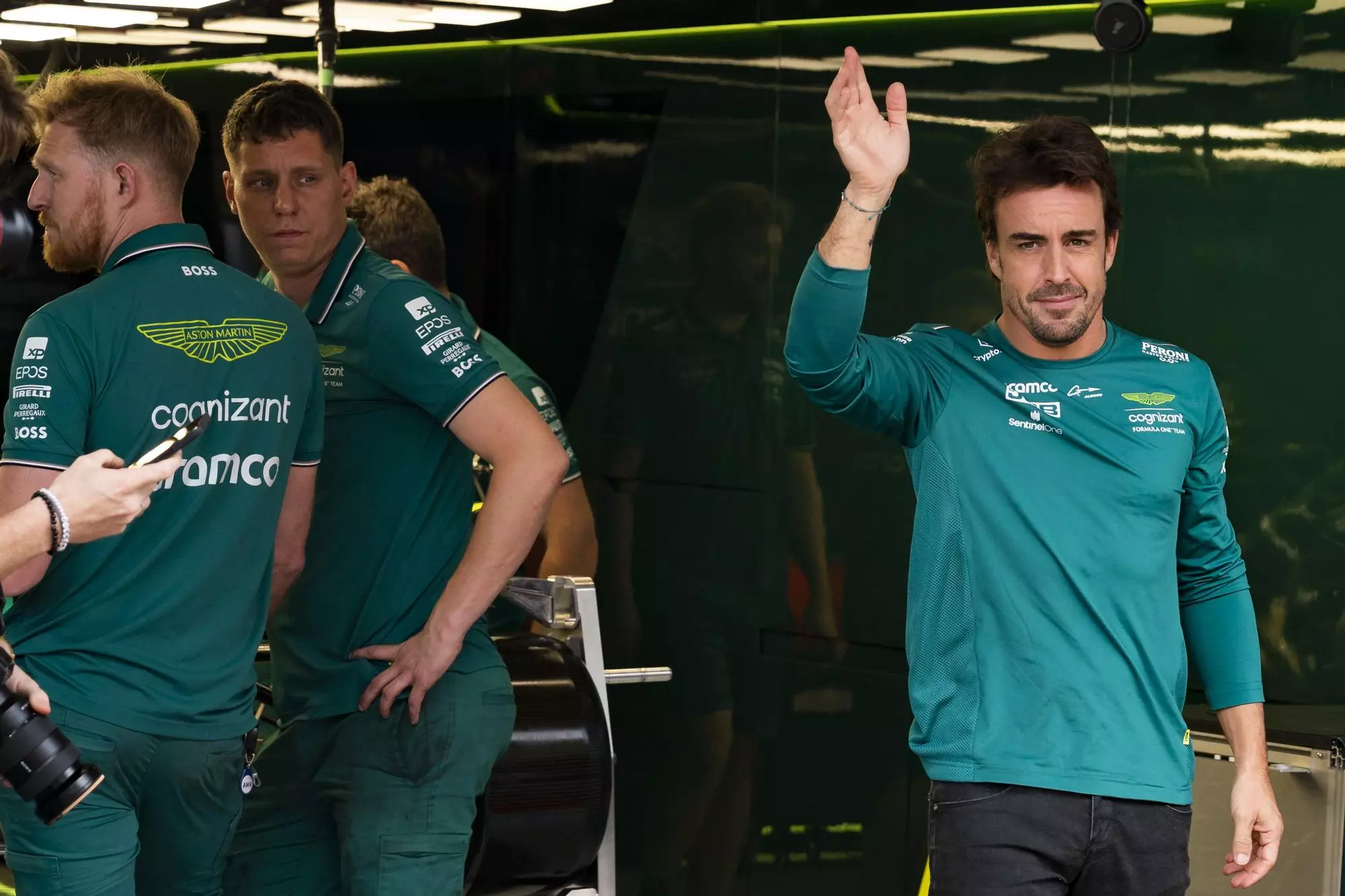 Aston Martin 'regala' la camiseta de Fernando Alonso