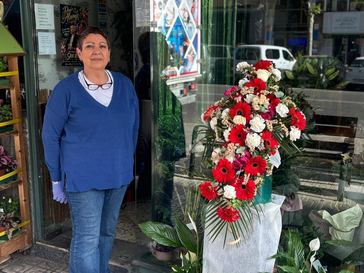 Inmaculada Boraíta junto a su Cruz de Mayo en la avenida Ricardo Carapeto de Badajoz.