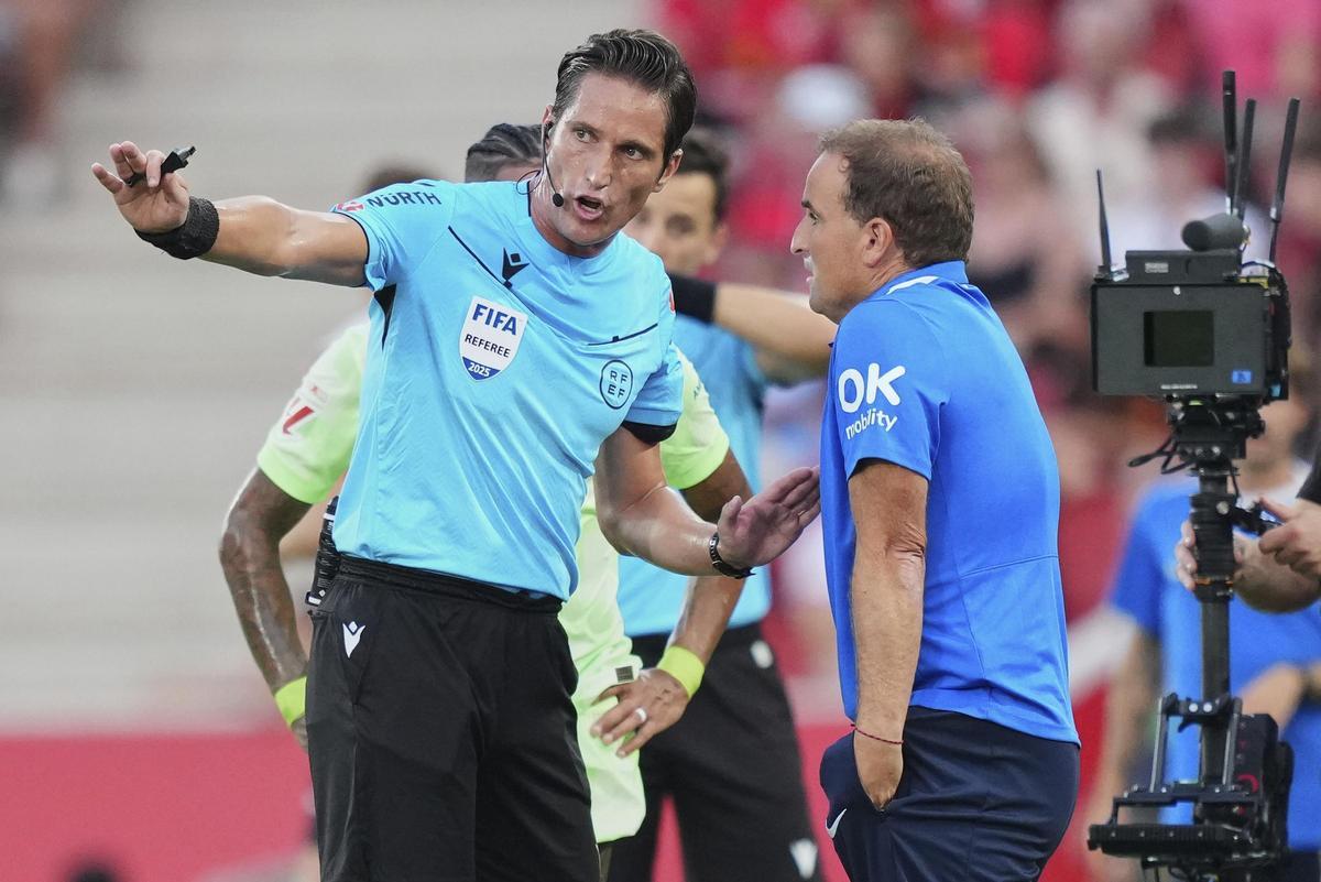 Munuera Montero explica a Arrasate su decisión de no anular el gol de Ferran Torres.