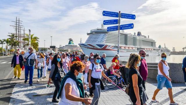 Varios grupos de cruceristas, en el muelle Santa Catalina el pasado enero. | | J. CASTRO