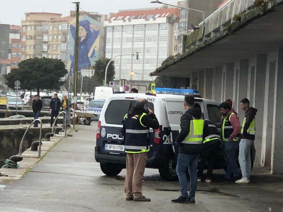 Encuentran el cadáver de una persona de madrugada en el puerto de Ribeira
