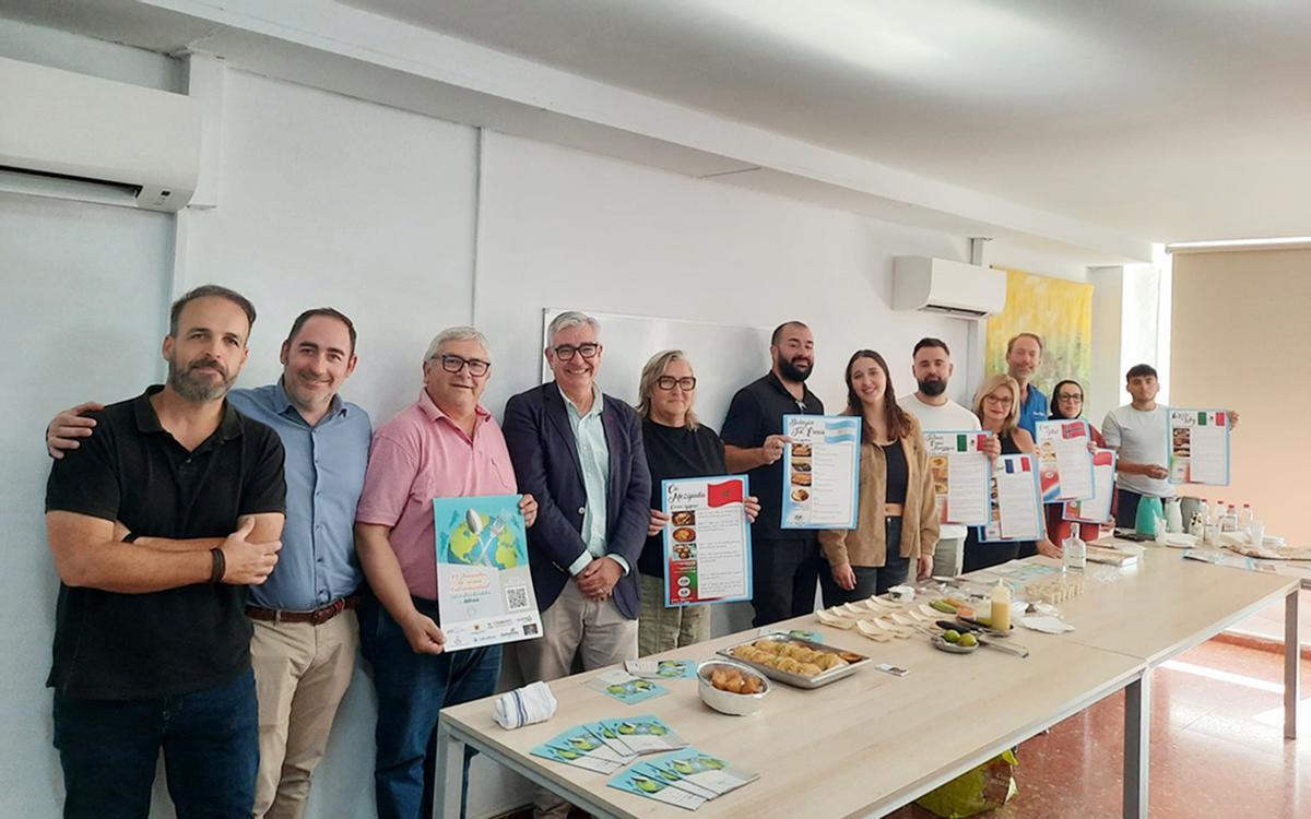 Los organizadores con algunos restauradores participantes en las II Jornadas de Cocina Internacional de Altea.