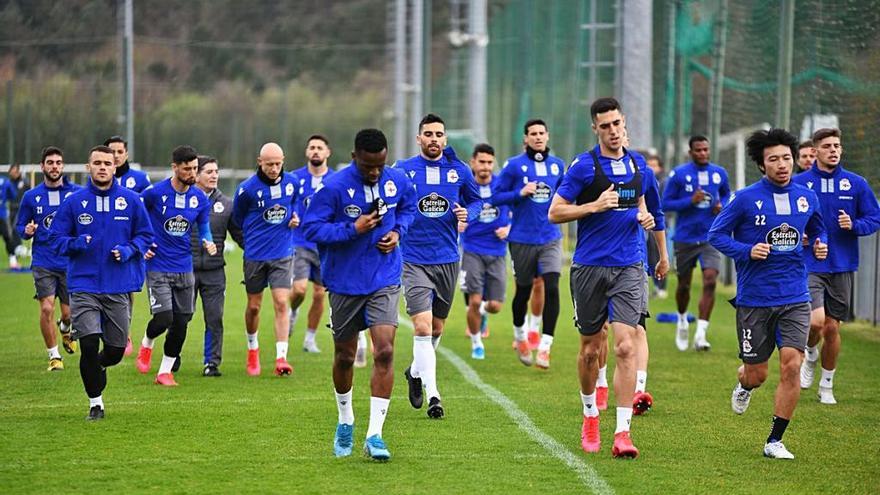 Los futbolistas del Deportivo, durante un entrenamiento en la ciudad deportiva de Abegondo.