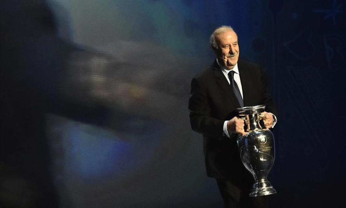 Del Bosque, con el trofeo antes del sorteo de la Eurocopa 2016.
